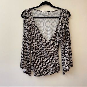 Va Va by Joy Han printed cold shoulder bell sleeve knit blouse size Small